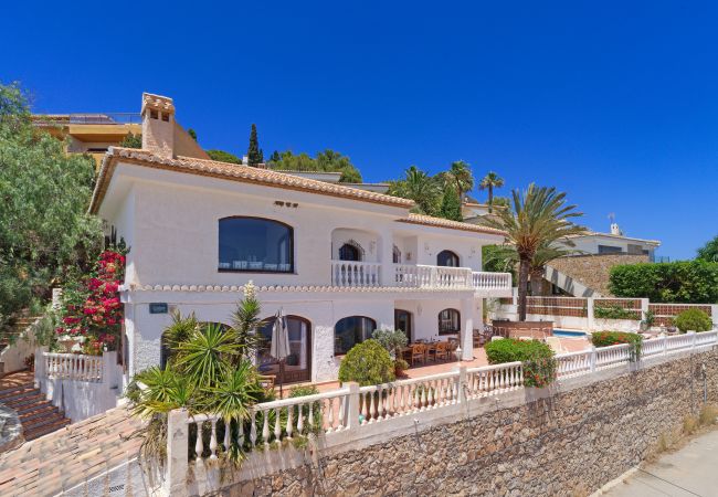 Villa en La Herradura - Encantadora casa tradicional española de 6 dormitorios con impresionantes vistas y piscina privada climatizada