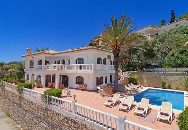 Villa en La Herradura - Encantadora casa tradicional española de 6 dormitorios con impresionantes vistas y piscina privada climatizada