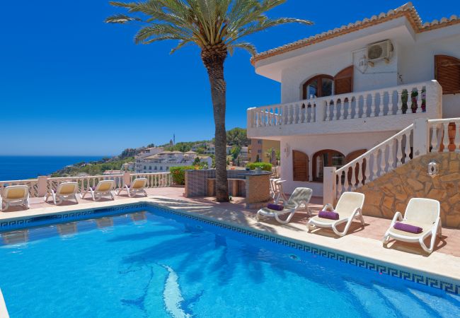 Villa en La Herradura - Encantadora casa tradicional española de 6 dormitorios con impresionantes vistas y piscina privada climatizada