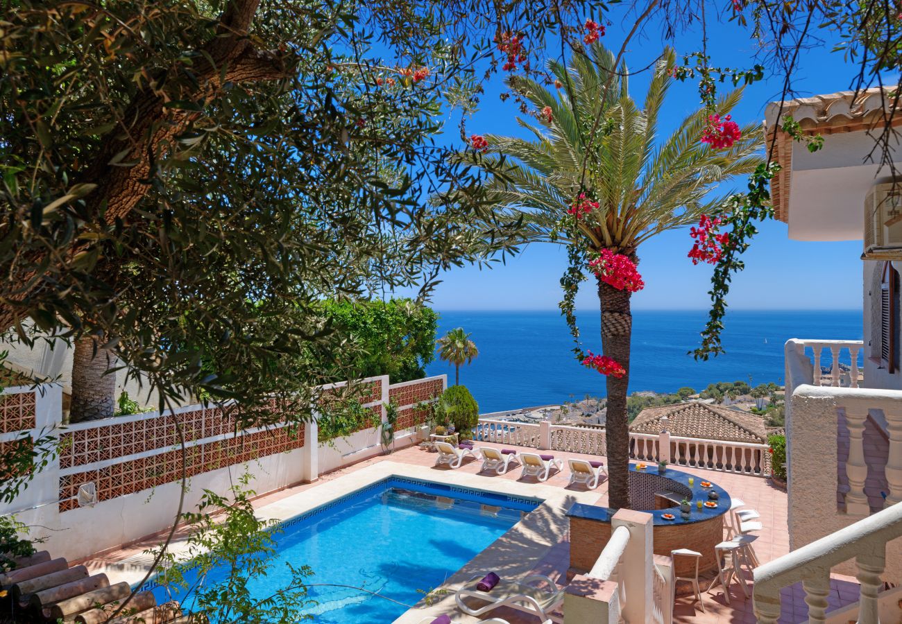 Villa en La Herradura - Encantadora casa tradicional española de 6 dormitorios con impresionantes vistas y piscina privada climatizada con energía solar