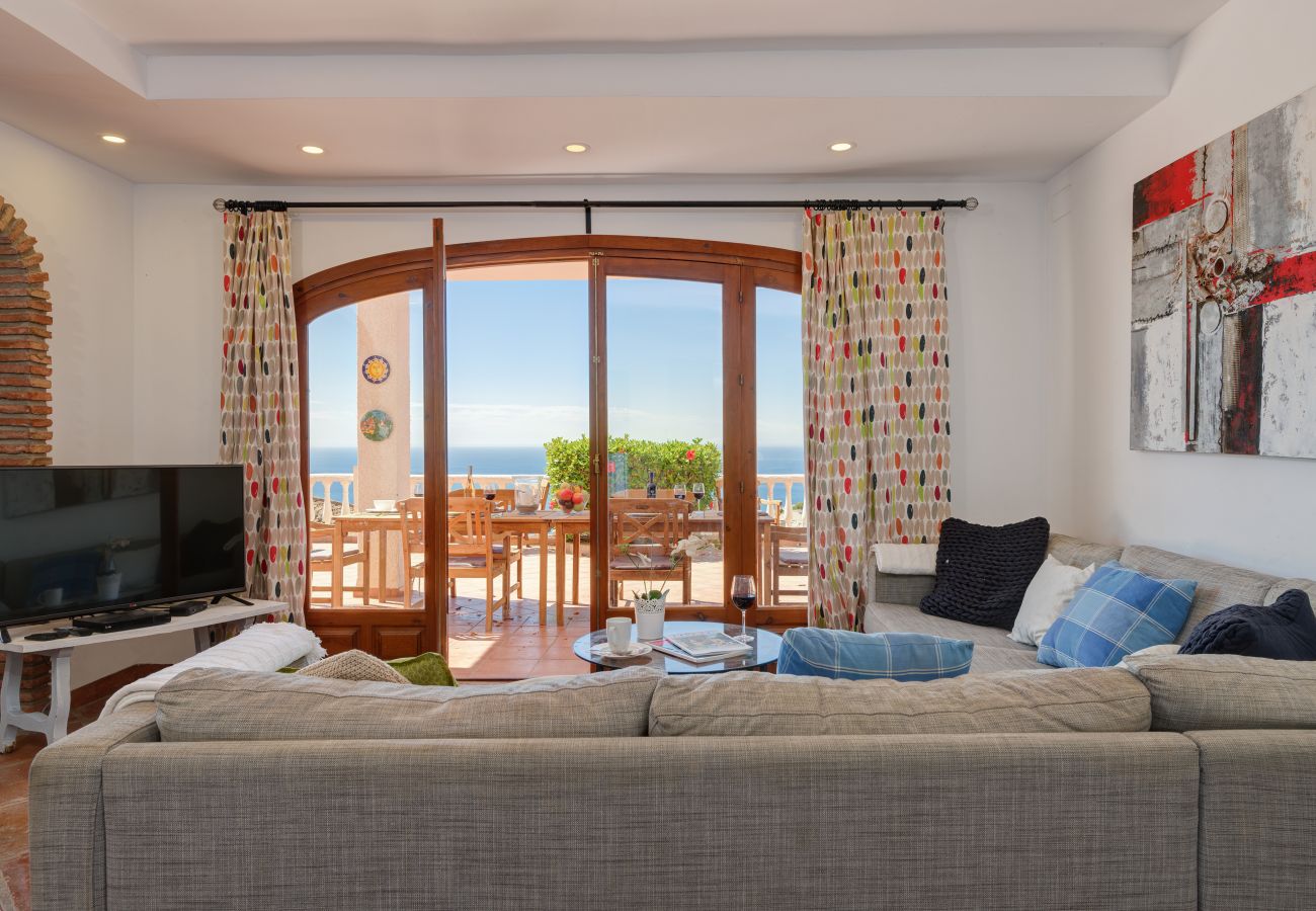 Villa en La Herradura - Encantadora casa tradicional española de 6 dormitorios con impresionantes vistas y piscina privada climatizada con energía solar