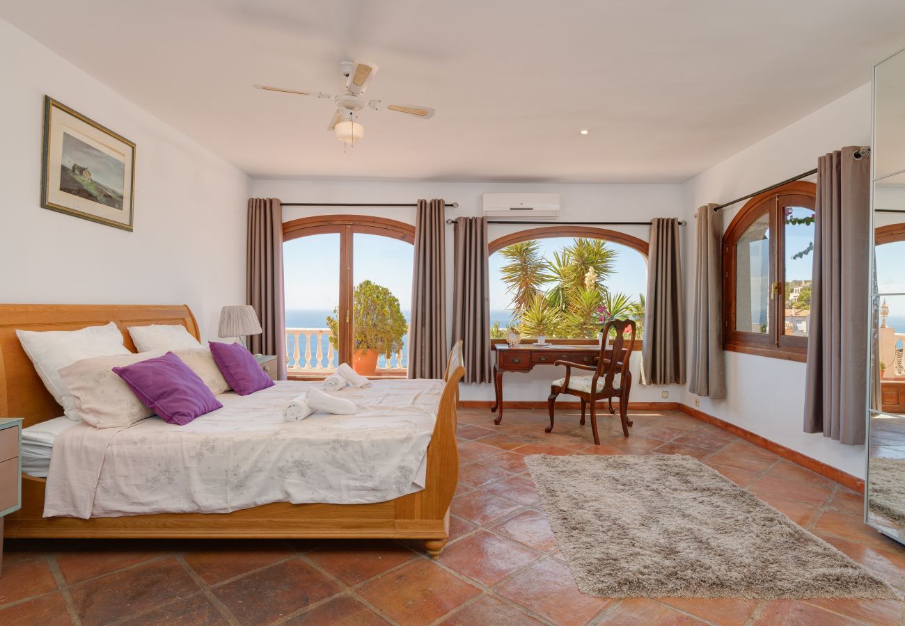 Villa en La Herradura - Encantadora casa tradicional española de 6 dormitorios con impresionantes vistas y piscina privada climatizada