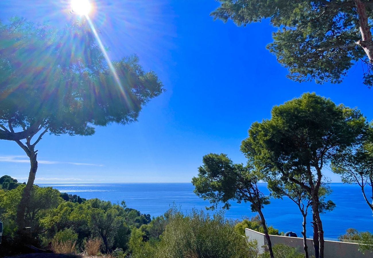 Villa en La Herradura - Encantadora casa tradicional española de 6 dormitorios con impresionantes vistas y piscina privada climatizada