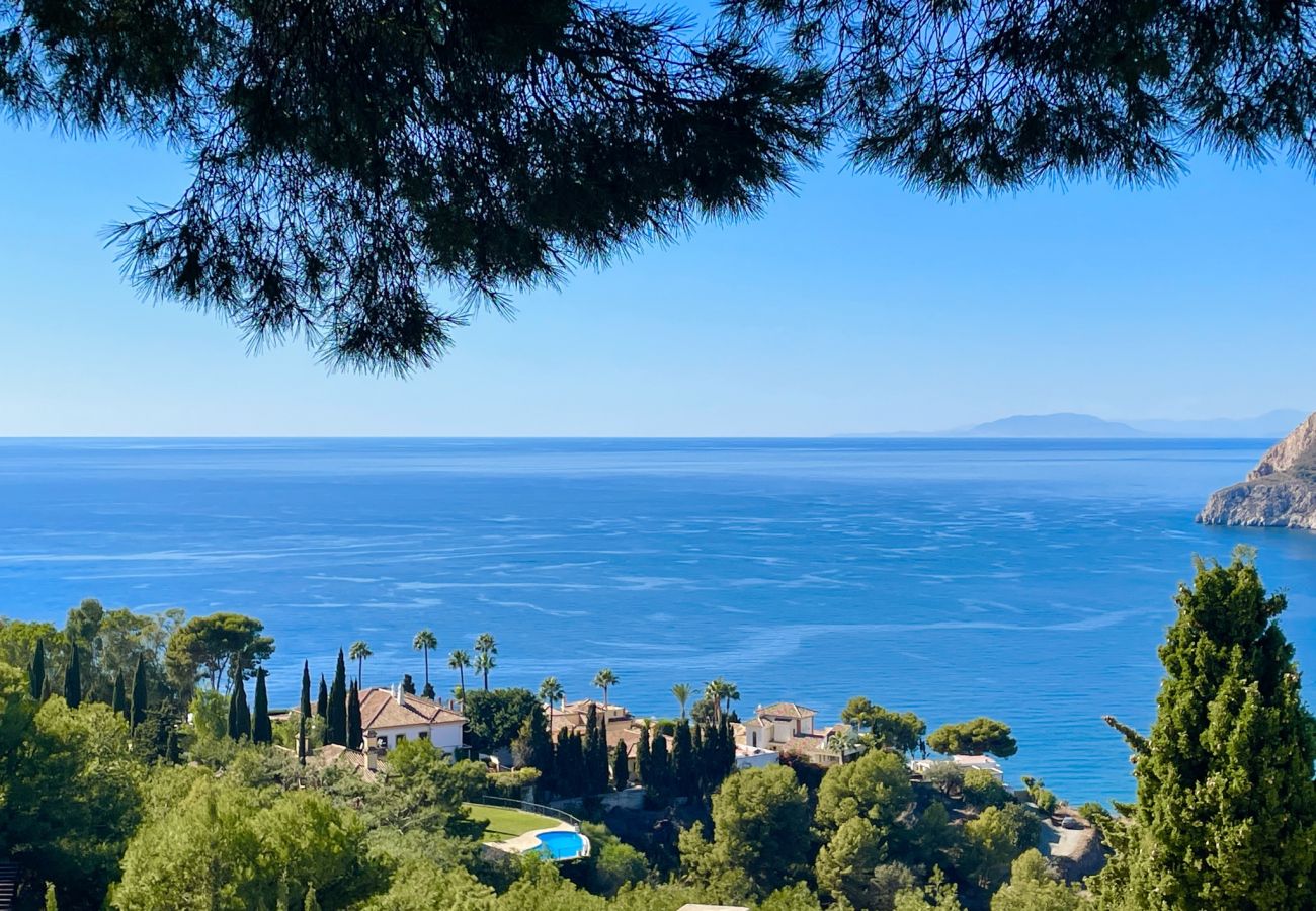 Villa en La Herradura - Encantadora casa tradicional española de 6 dormitorios con impresionantes vistas y piscina privada climatizada