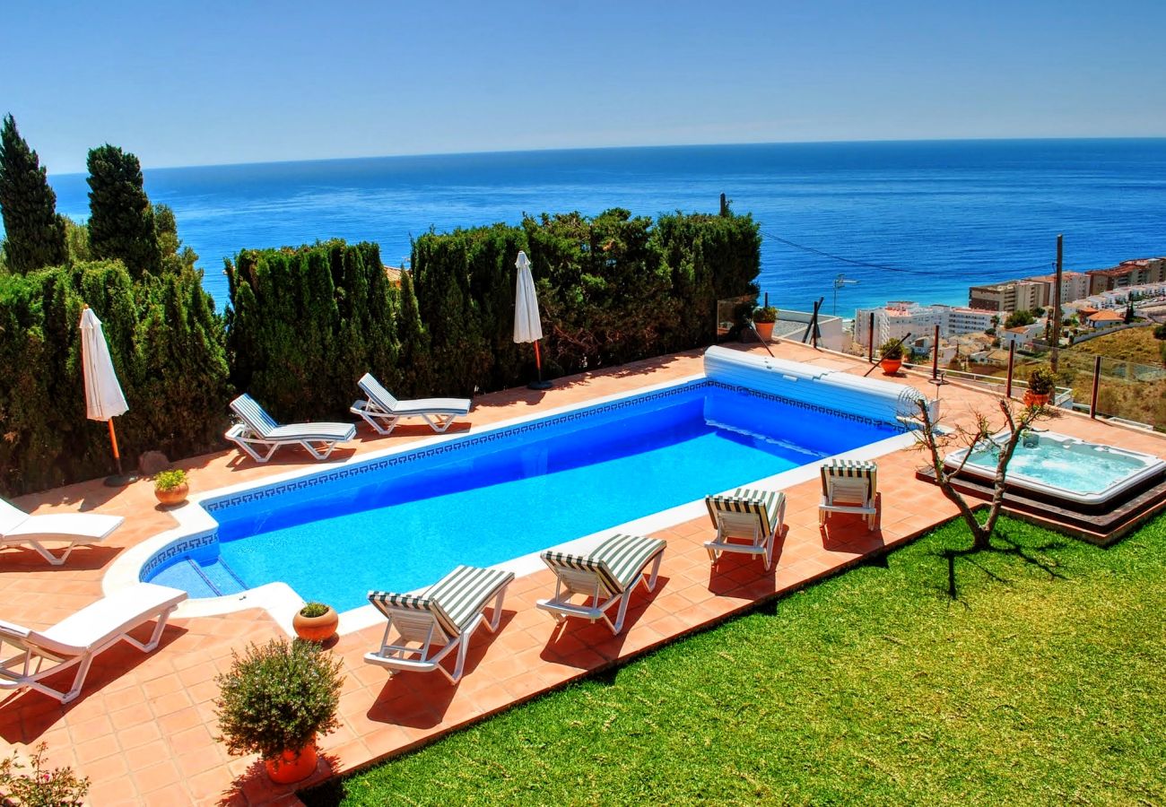 Villa en Almuñecar - Villa de lujo de 7 dormitorios y 5 baños con impresionantes vistas y piscina y jardines privados