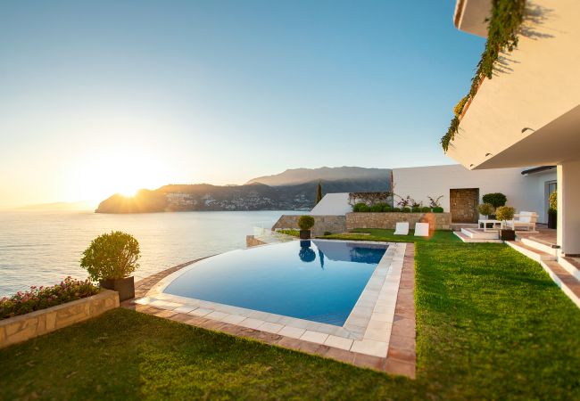 Villa en La Herradura - Increíble villa de lujo de 7 dormitorios en un acantilado sobre el mar con piscina privada, sauna y jacuzzi