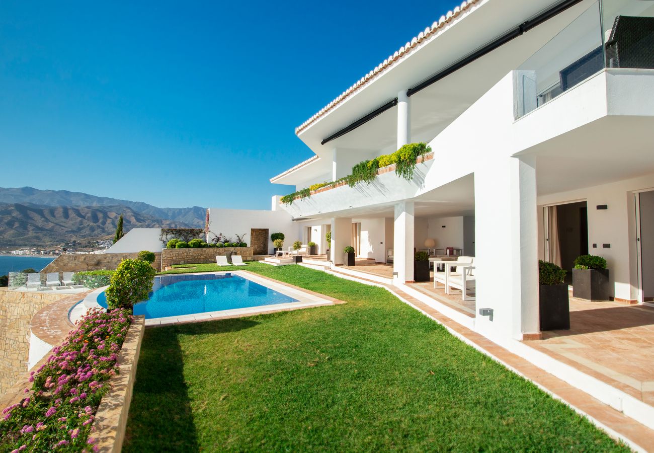 Villa en La Herradura - Increíble villa de lujo de 7 dormitorios en un acantilado sobre el mar con piscina privada, sauna y jacuzzi