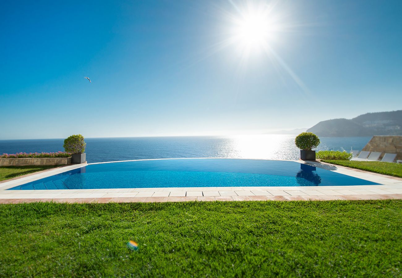 Villa en La Herradura - Increíble villa de lujo de 7 dormitorios en un acantilado sobre el mar con piscina privada, sauna y jacuzzi