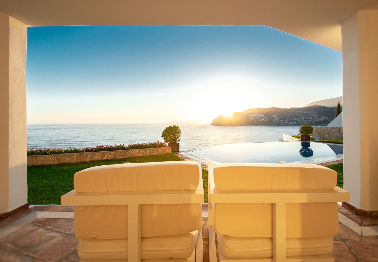 Villa en La Herradura - Increíble villa de lujo de 7 dormitorios en un acantilado sobre el mar con piscina privada, sauna y jacuzzi