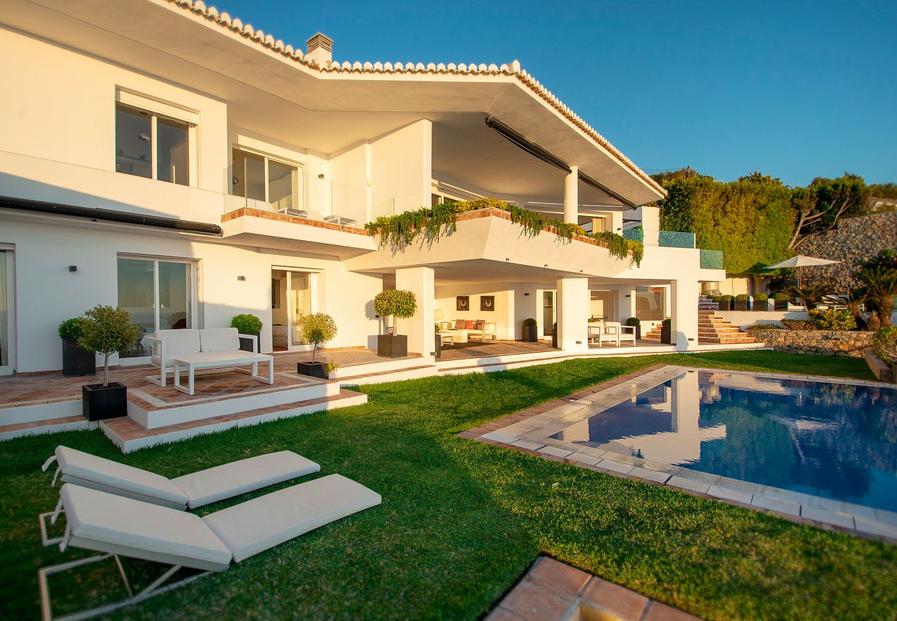 Villa en La Herradura - Increíble villa de lujo de 7 dormitorios en un acantilado sobre el mar con piscina privada, sauna y jacuzzi