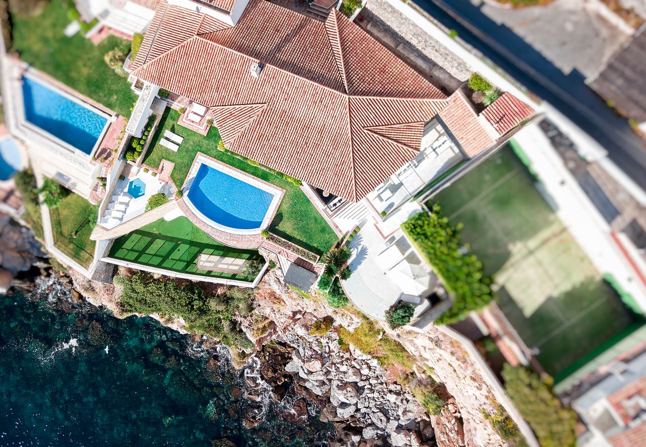 Villa en La Herradura - Increíble villa de lujo de 7 dormitorios en un acantilado sobre el mar con piscina privada, sauna y jacuzzi