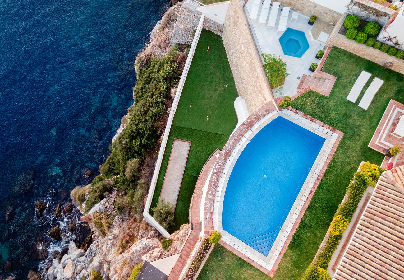 Villa en La Herradura - Increíble villa de lujo de 7 dormitorios en un acantilado sobre el mar con piscina privada, sauna y jacuzzi