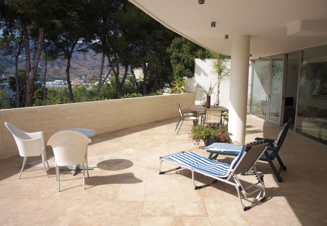 Apartamento en La Herradura - Impresionante apartamento de 3 dormitorios con vistas y un corto paseo a la playa 