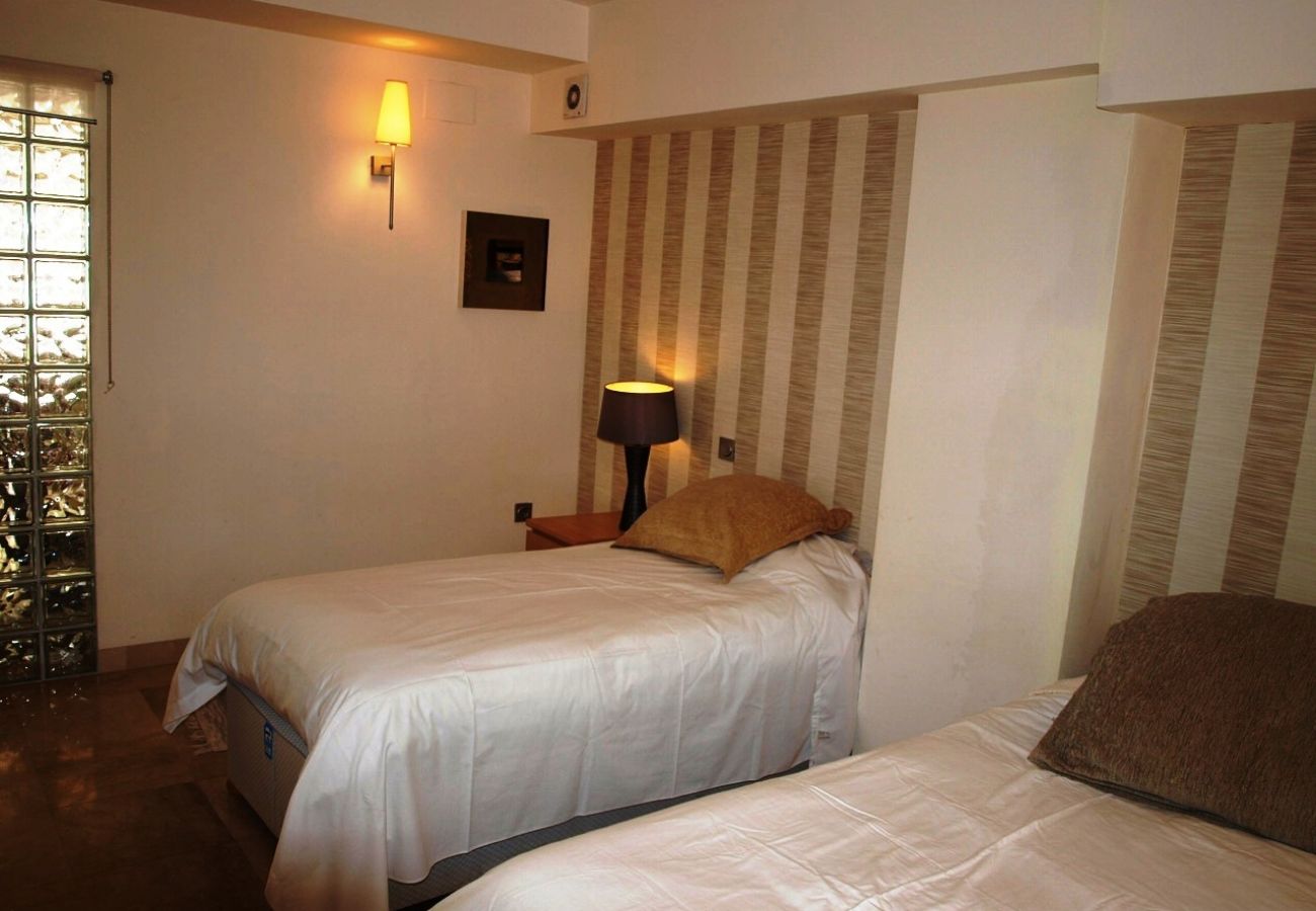 Apartamento en La Herradura - Impresionante apartamento de 3 dormitorios con vistas y un corto paseo a la playa 