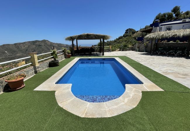 Villa en La Herradura - Encantadora Villa de 2 dormitorios con piscina privada y vistas impresionantes