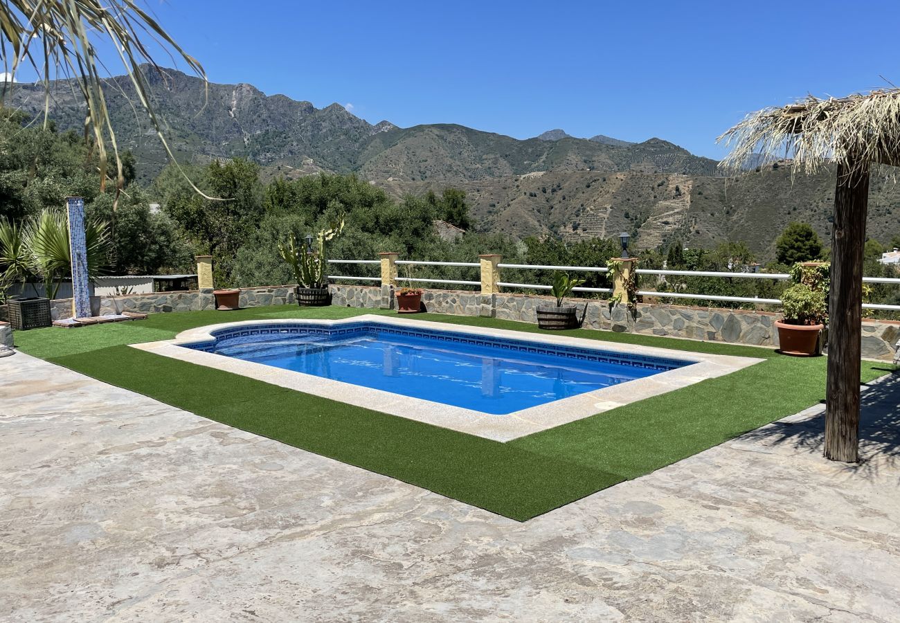 Villa en La Herradura - Encantadora Villa de 2 dormitorios con piscina privada y vistas impresionantes