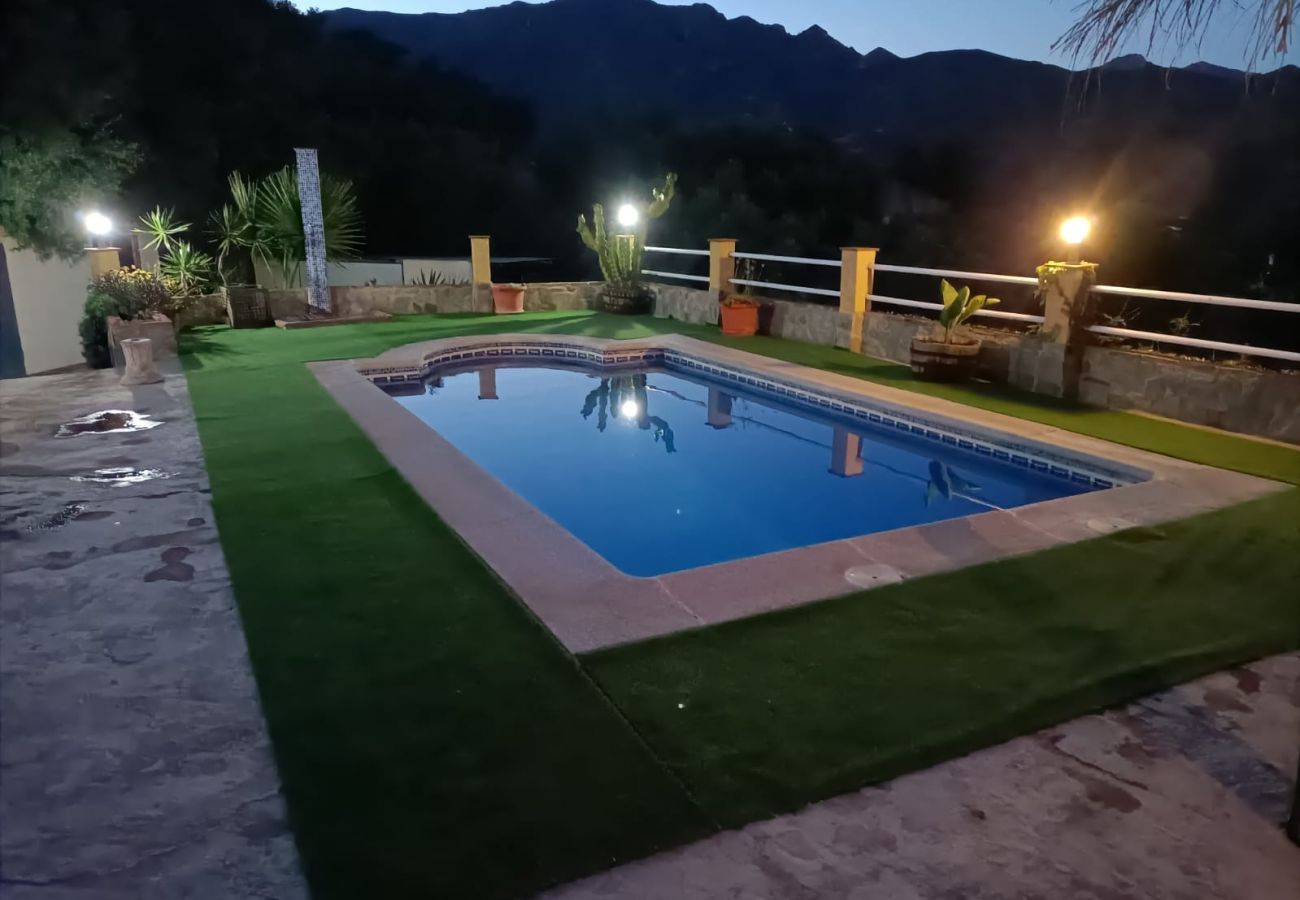 Villa en La Herradura - Encantadora Villa de 2 dormitorios con piscina privada y vistas impresionantes