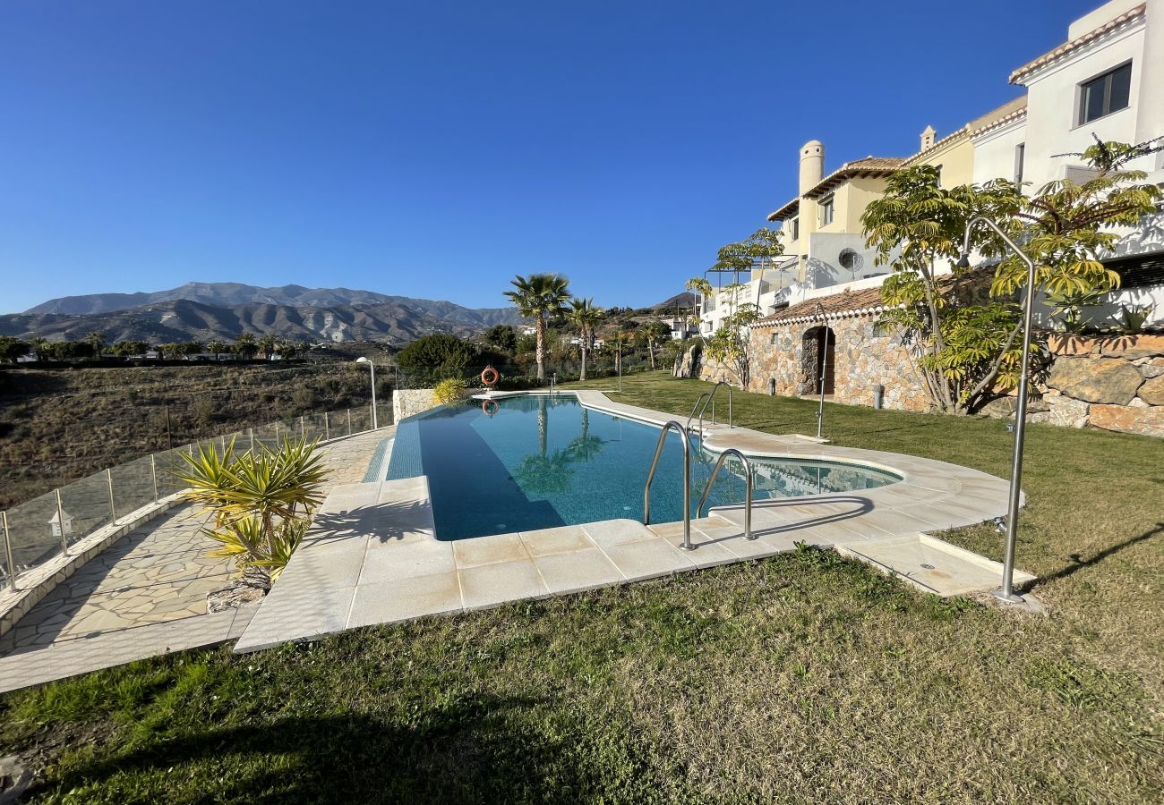 Casa en La Herradura - Stunning 3 bedroom house with communal pool and views
