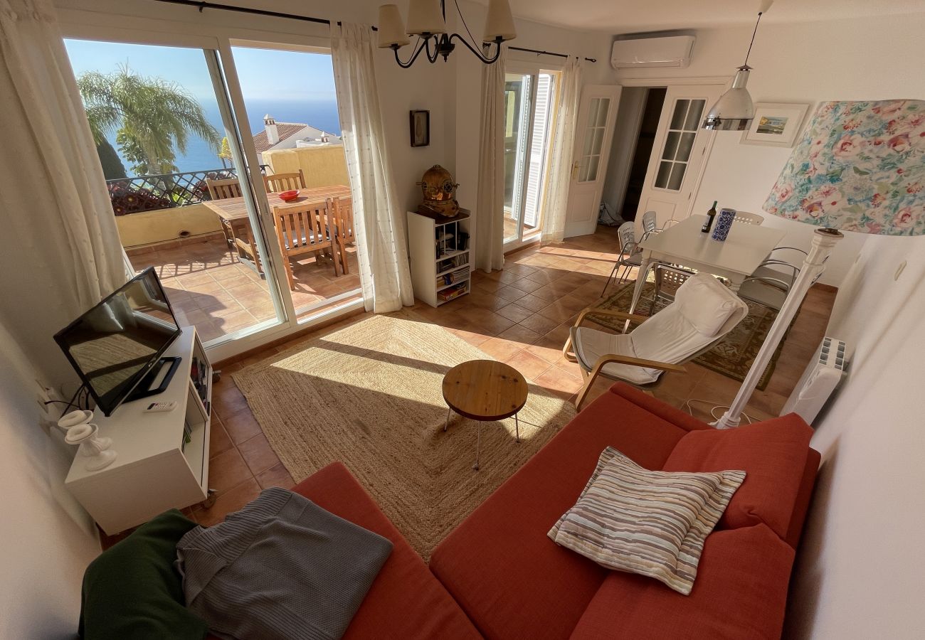 Casa en La Herradura - Preciosa casa de tres dormitorios con piscina comunitaria y vistas