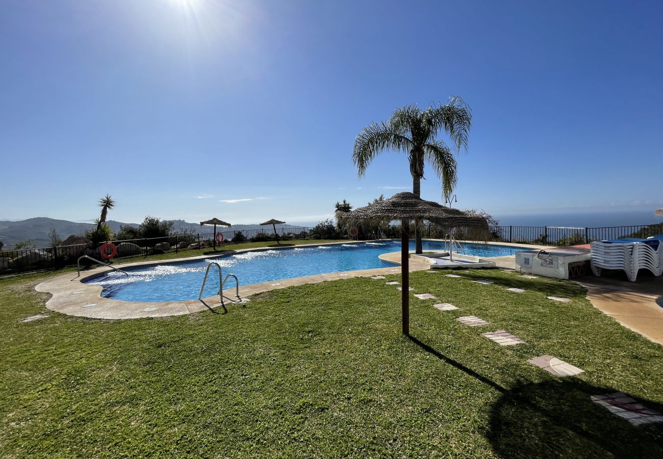 Casa en La Herradura - Preciosa casa de tres dormitorios con piscina comunitaria y vistas