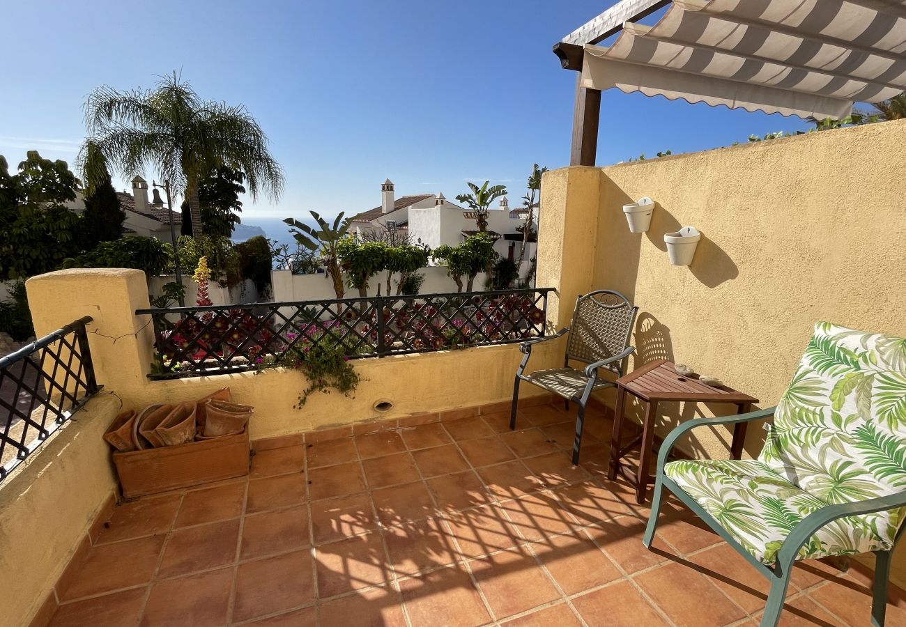 Casa en La Herradura - Preciosa casa de tres dormitorios con piscina comunitaria y vistas