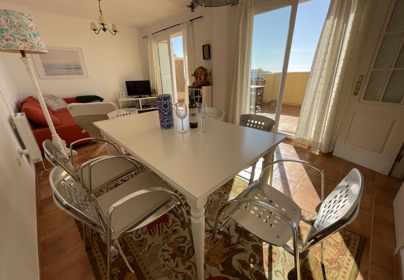 Casa en La Herradura - Preciosa casa de tres dormitorios con piscina comunitaria y vistas