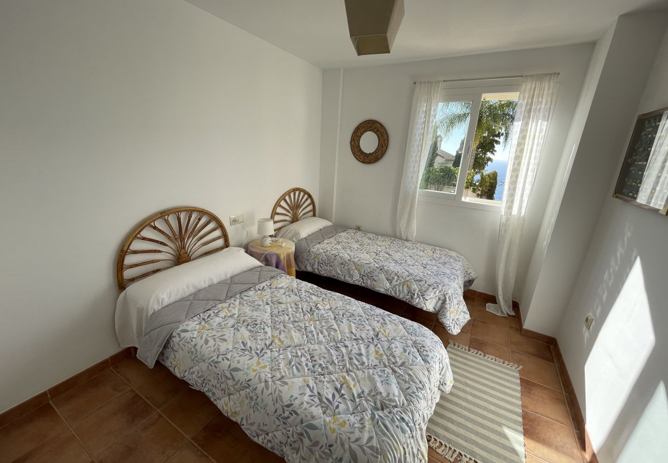 Casa en La Herradura - Preciosa casa de tres dormitorios con piscina comunitaria y vistas