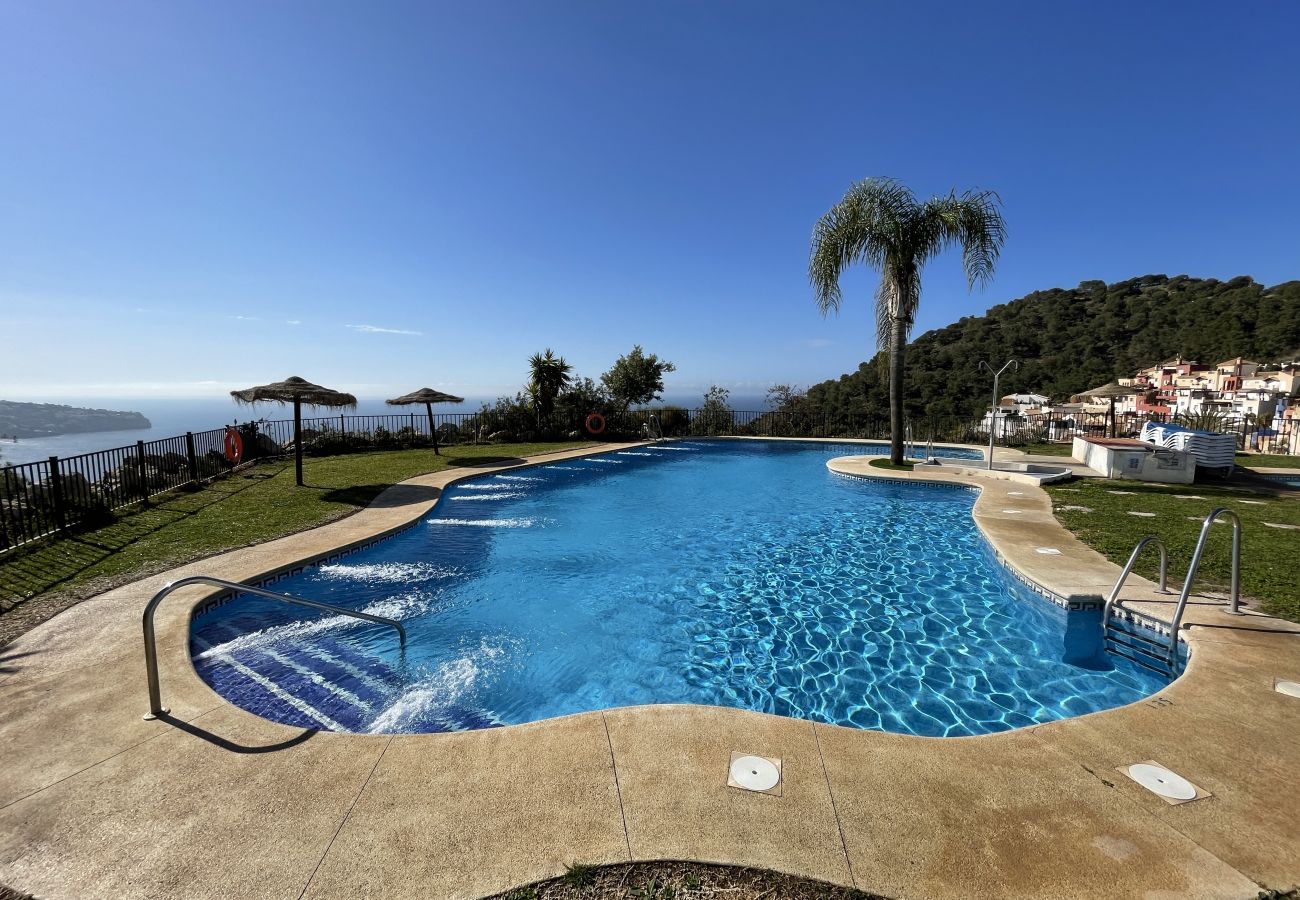 Casa en La Herradura - Preciosa casa de tres dormitorios con piscina comunitaria y vistas
