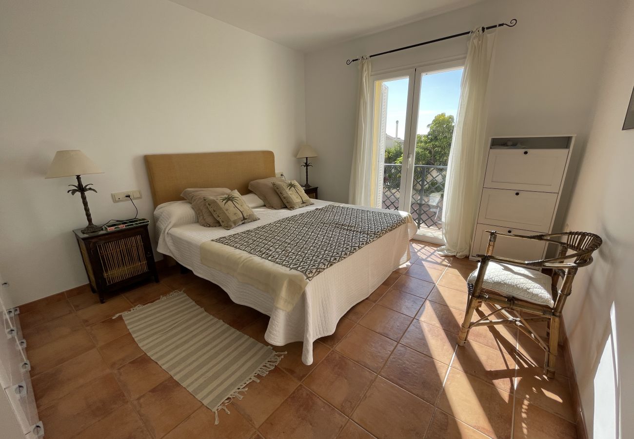 Casa en La Herradura - Preciosa casa de tres dormitorios con piscina comunitaria y vistas